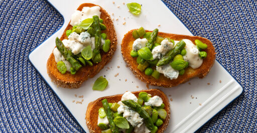 완두콩, 아스파라거스, 누에콩, 고르곤졸라 돌체, 바질 크로스티니