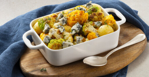 고르곤졸라 피칸테와 야채 오븐 요리