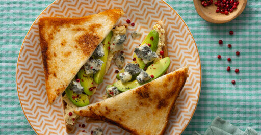 아보카도, 하무스, 고르곤졸라 DOP 피칸테, 레드 후추 토스트