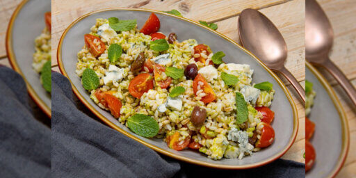 고르곤졸라 피칸테, 토마토, 올리브, 페스토, 민트 잎의 곡물 샐러드