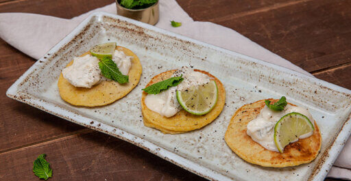 고르곤졸라 DOP, 민트, 라임 소스의 병아리콩 팬케이크